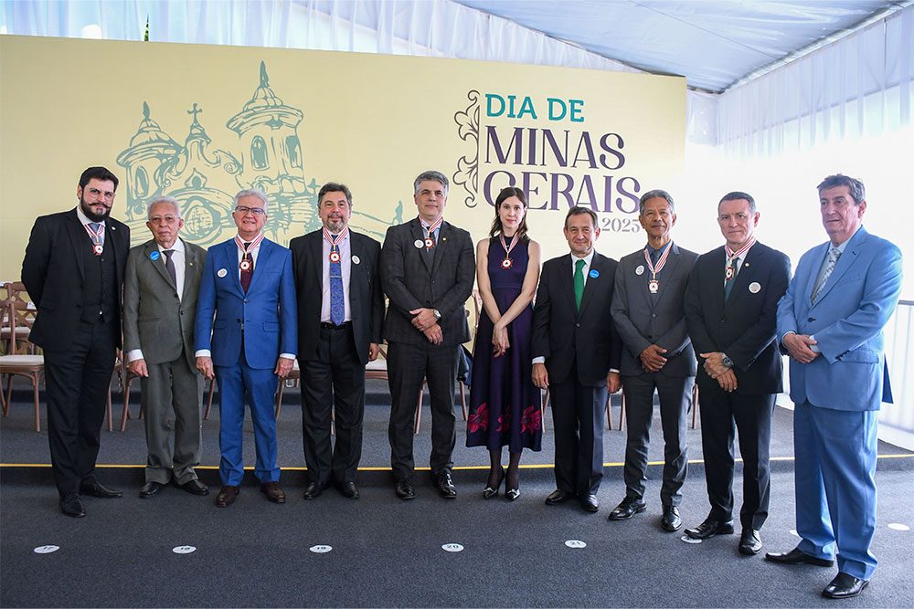 DESEMBARGADORES DO TJMG SÃO AGRACIADOS COM A MEDALHA DO DIA DE MINAS EM SOLENIDADE CÍVICA NA CIDADE DE MARIANA