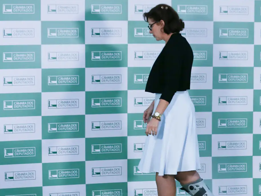 CARLA ZAMBELLI É CONDENADA POR PORTE ILEGAL DE ARMA DE FOGO E CONSTRANGIMENTO ILEGAL