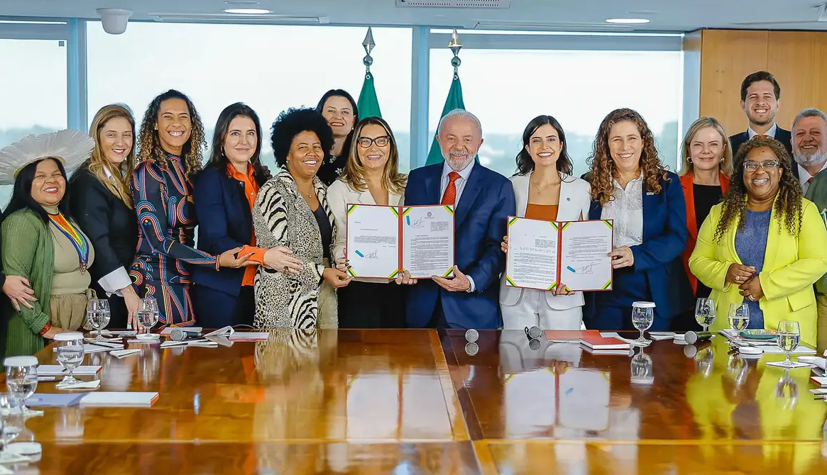 NOVA LEI RESERVA 30% DAS CADEIRAS EM CONSELHOS DE ADMINISTRAÇÃO DE ESTATAIS PARA MULHERES