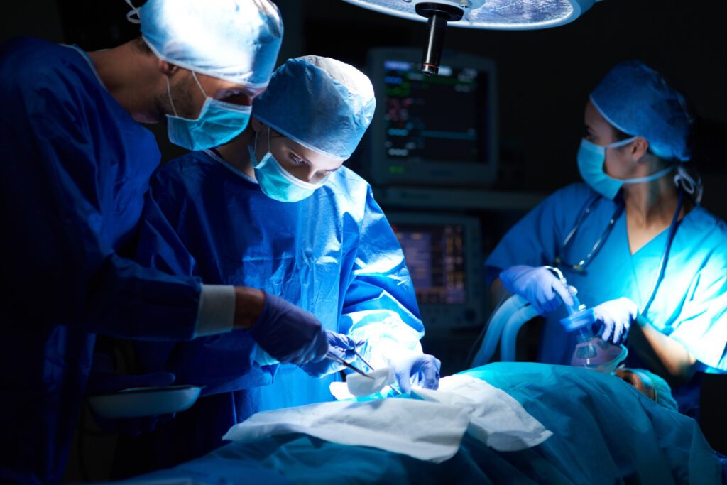 PLANO DE SAÚDE DEVE PAGAR TRATAMENTO DE EMERGÊNCIA PARA IMPREVISTOS DE CIRURGIA PLÁSTICA NÃO COBERTA