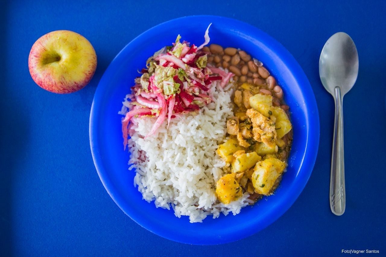 CEARÁ SANCIONA LEI QUE ZERA ULTRAPROCESSADOS NA MERENDA NAS ESCOLAS DO ESTADO ATÉ 2027