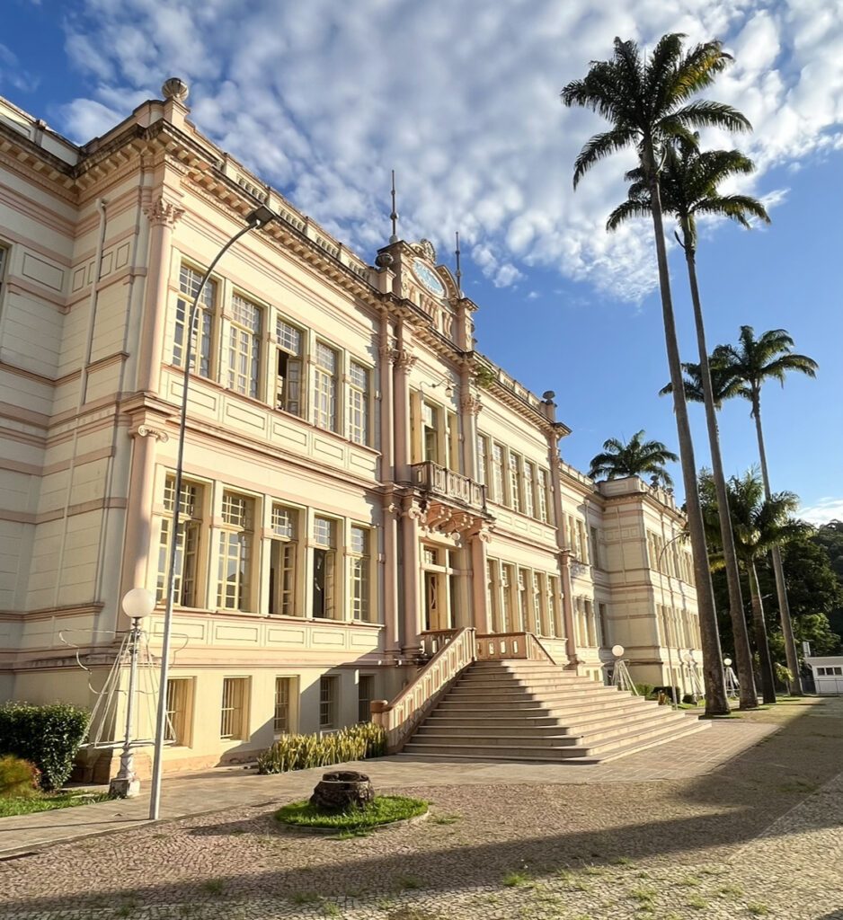 UFV: JUSTIÇA FEDERAL DETERMINA QUE INSTITUIÇÃO INCLUA CANDIDATA NA LISTA DE APROVADOS DENTRO DAS VAGAS DESTINADAS ÀS COTAS RACIAIS