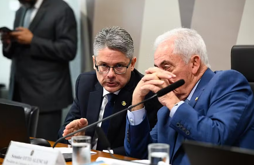 POR UNANIMIDADE, CCJ DO SENADO REJEITA PEC DA BLINDAGEM