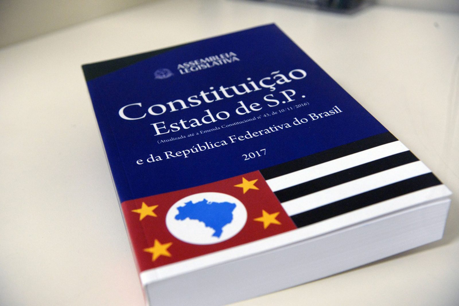 CONSTITUIÇÃO DE SÃO PAULO NÃO PODE AMPLIAR EXIGÊNCIA DE LEIS COMPLEMENTARES, DIZ STF