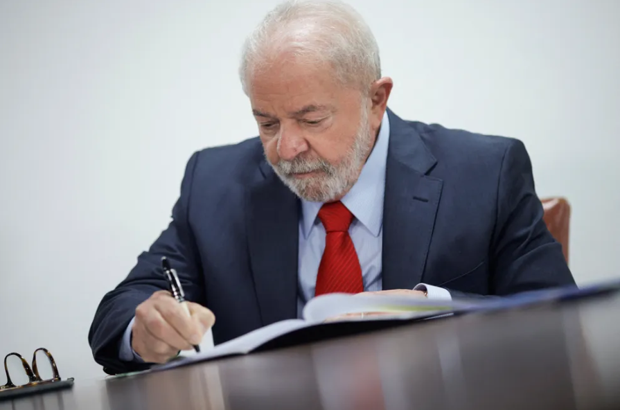 LULA SANCIONA LEI QUE PROÍBE LINGUAGEM NEUTRA NA ADMINISTRAÇÃO PÚBLICA