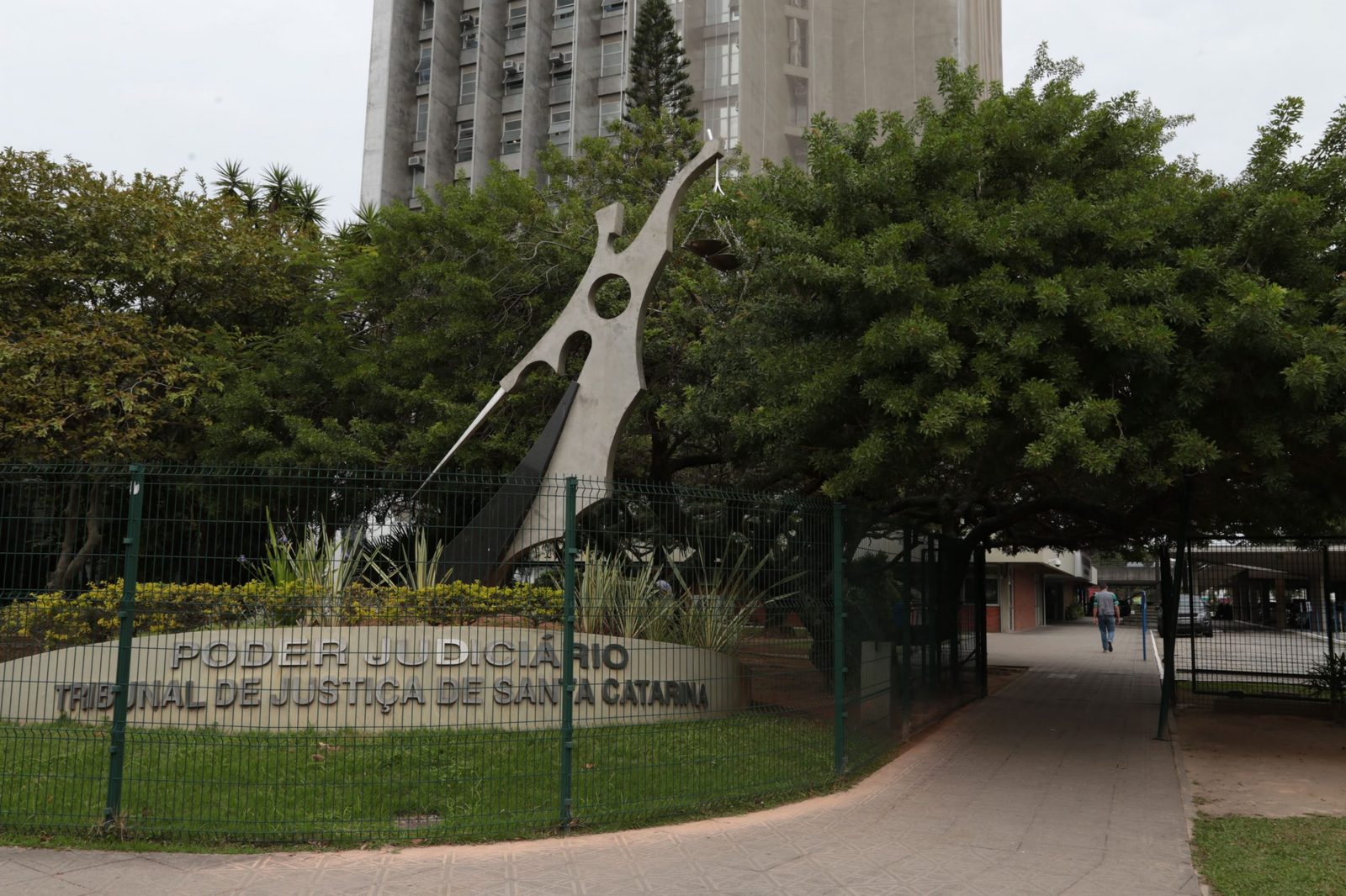 JUSTIÇA RECONHECE DIPLOMA E GARANTE POSSE PARA PROFESSORA APROVADA NO CONCURSO DA SECRETARIA DE EDUCAÇÃO DE SANTA CATARINA