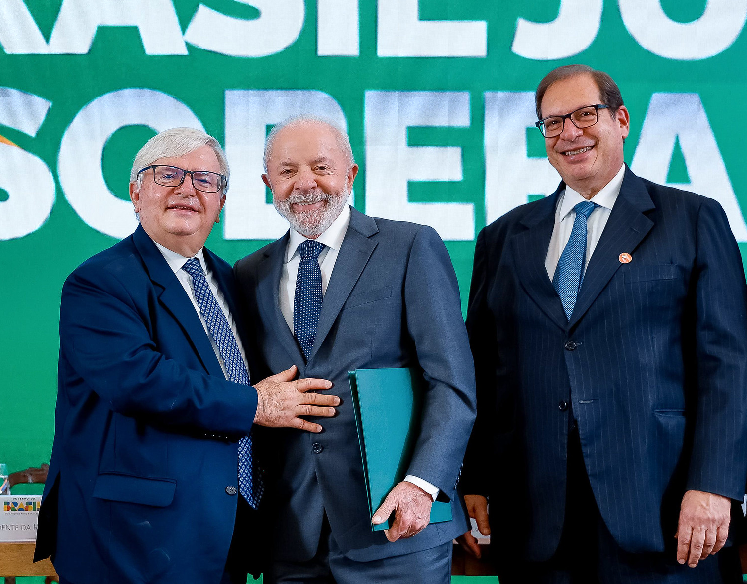MINISTROS DO STJ ENTREGAM A LULA ANTEPROJETO DA LEI GERAL DE DIREITO INTERNACIONAL PRIVADO