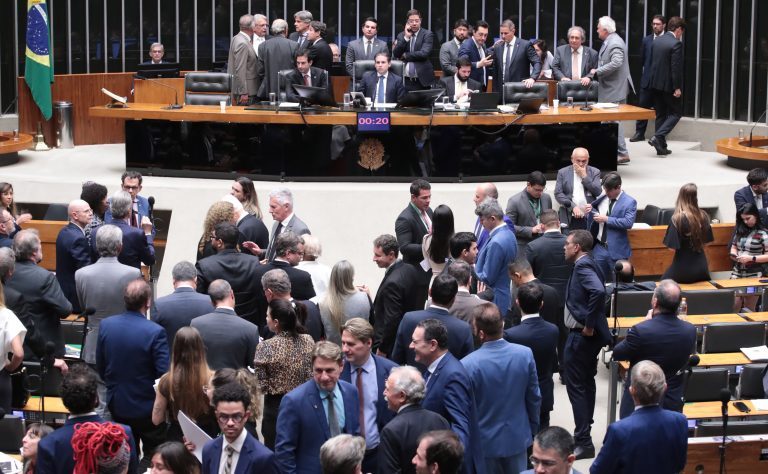 CÂMARA APROVA PL ANTIFACÇÃO, MAS LIMITA ATUAÇÃO DA POLÍCIA FEDERAL E EXCLUI TAXAÇÃO DE BETS PARA CRIAÇÃO DE FUNDO CONTRA O CRIME