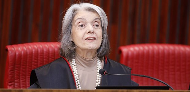 Na despedida, ministra Cármen Lúcia reafirma luta pela democracia e igualdade feminina