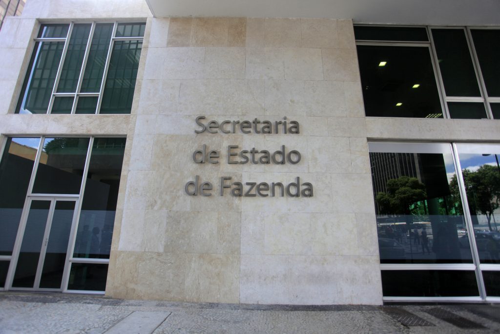 Justiça suspende exclusão em heteroidentificação e garante reintegração de candidato negro em concurso para auditor fiscal do RJ
