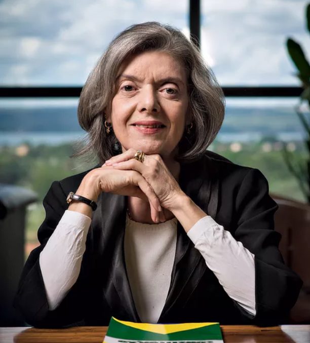 Cármen Lúcia lança livro sobre voto e democracia