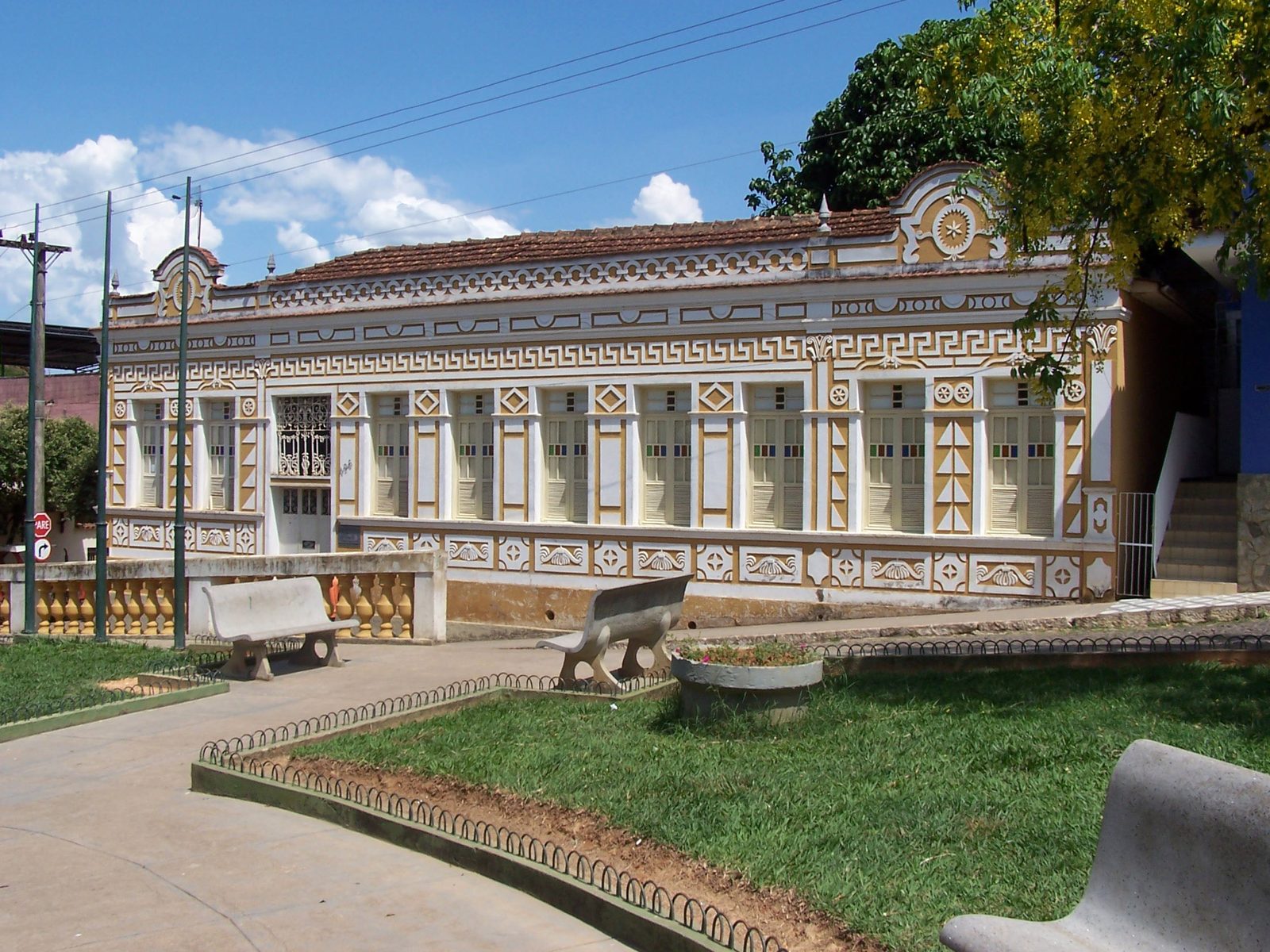 Prefeito em Minas Gerais é denunciado após contratar 157 servidores temporários mesmo com concurso público vigente