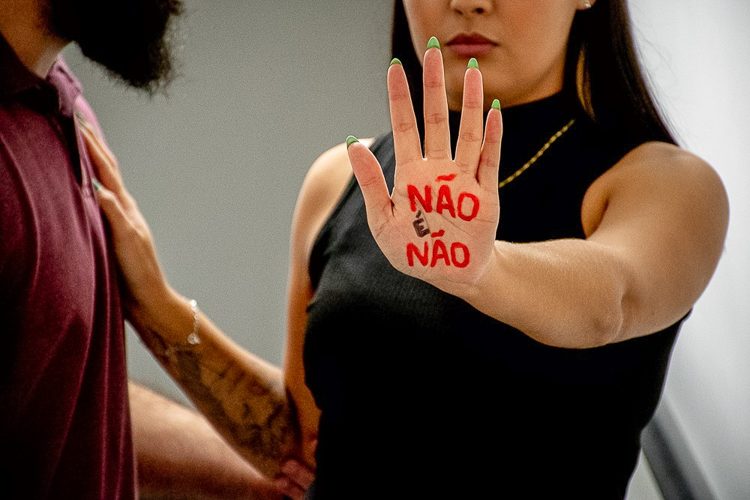 Homem é condenado por beijo forçado em ex-namorada