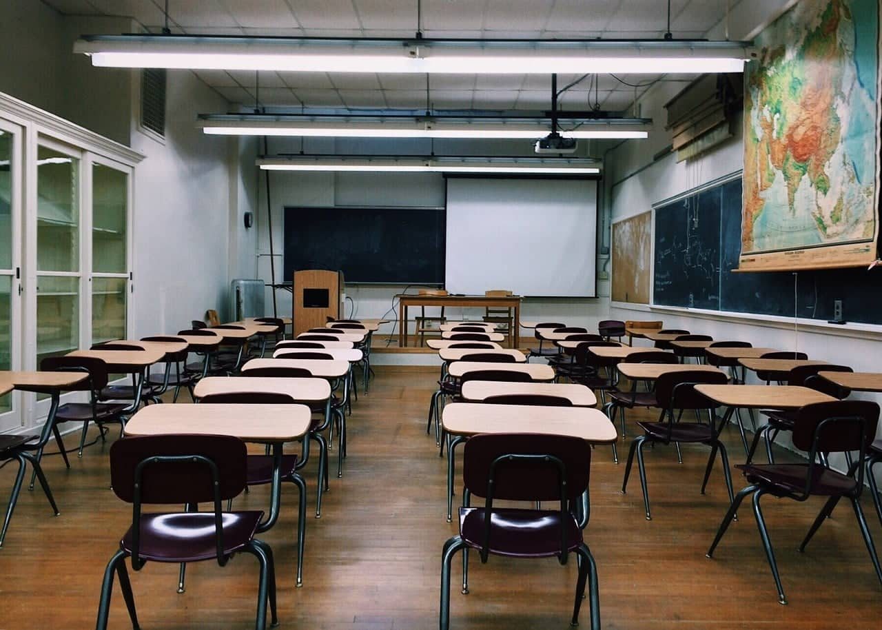 Justiça mantém condenação de escola por condução humilhante de dispensas de professoras em Juiz de Fora