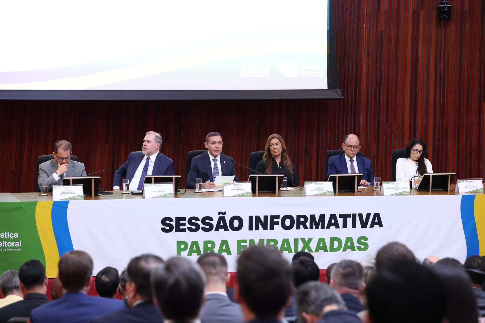 Nunes Marques defende urna eletrônica em reunião com embaixadores
