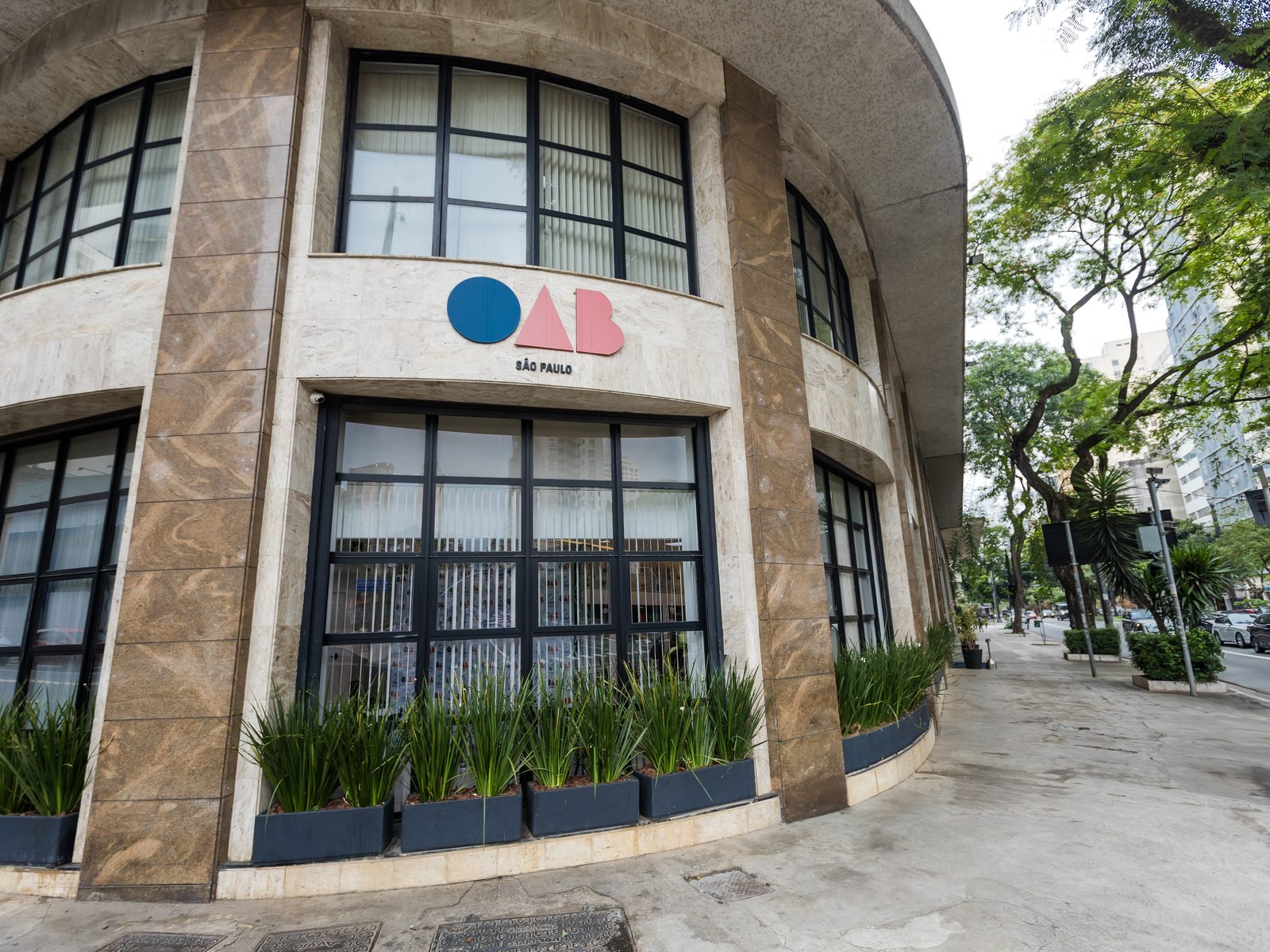 Captação ilegal de clientes e exercício irregular da advocacia gera dano moral coletivo em SP