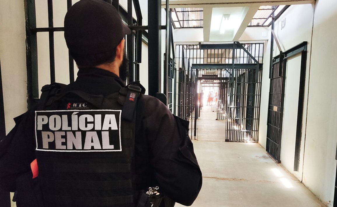 Associação questiona norma de Mato Grosso que equipara assistentes a policiais penais