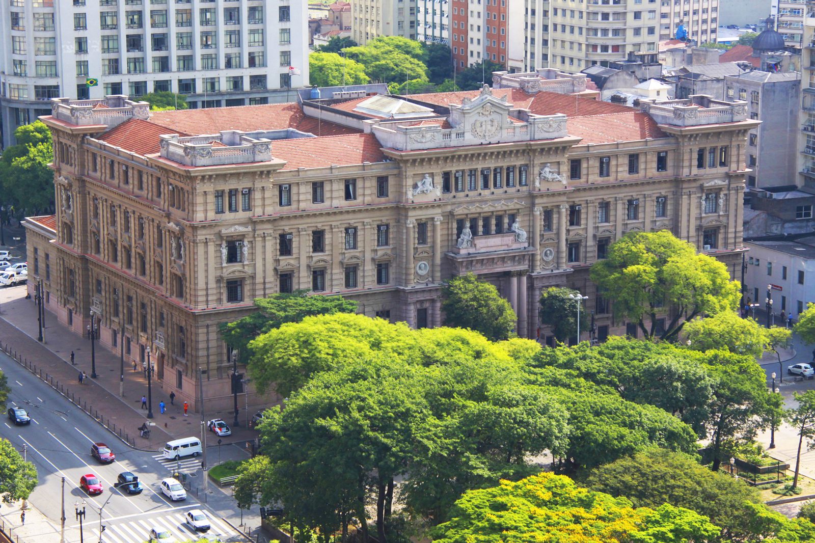 TJSP mantém demissão de professor estadual que assediou alunas